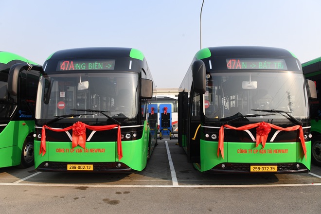 Ảnh thực tế dàn xe bus điện VinFast mới bàn giao: Chứa tối đa 60 người, sàn hạ thấp cho cả xe lăn lên- Ảnh 4. Ảnh thực tế dàn xe bus điện VinFast mới bàn giao: Chứa tối đa 60 người, sàn hạ thấp cho cả xe lăn lên- Ảnh 4.