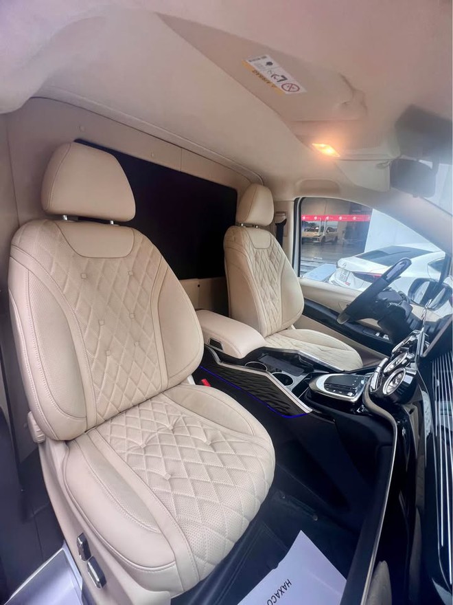 Mercedes-Benz V-Class độ kiểu Maybach vừa ra biển đã bán lại 3,8 tỷ: Đắt gần bằng 3 chiếc Carnival, có ghế 'chủ tịch', TV khủng- Ảnh 10.