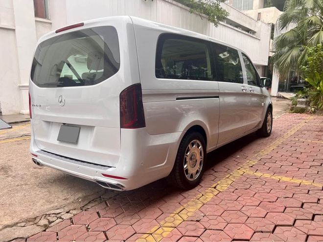 Mercedes-Benz V-Class độ kiểu Maybach vừa ra biển đã bán lại 3,8 tỷ: Đắt gần bằng 3 chiếc Carnival, có ghế 'chủ tịch', TV khủng- Ảnh 8.