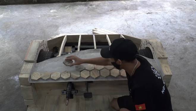 Thợ Việt gom 1 triệu tấm gỗ vụn thành 'siêu xe Lamborghini Revuelto' tặng con, ra đường buổi đêm ai cũng phải nhìn- Ảnh 6.