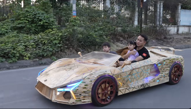 Thợ Việt gom 1 triệu tấm gỗ vụn thành 'siêu xe Lamborghini Revuelto' tặng con, ra đường buổi đêm ai cũng phải nhìn- Ảnh 11.