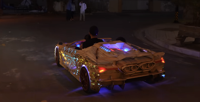 Thợ Việt gom 1 triệu tấm gỗ vụn thành 'siêu xe Lamborghini Revuelto' tặng con, ra đường buổi đêm ai cũng phải nhìn- Ảnh 13.