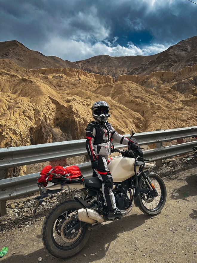 Nữ biker Việt đầu tiên chinh phục đường đèo cao nhất thế giới: 'Có lúc tưởng như nhập viện, cứ tưởng mình gục đầu tiên hóa ra lại vẫn có thể chill chill khi đến nơi'- Ảnh 11. Nữ biker Việt đầu tiên chinh phục đường đèo cao nhất thế giới: 'Có lúc tưởng như nhập viện, cứ tưởng mình gục đầu tiên hóa ra lại vẫn có thể chill chill khi đến nơi'- Ảnh 11.