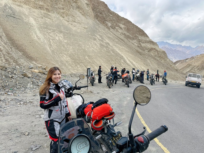 Nữ biker Việt đầu tiên chinh phục đường đèo cao nhất thế giới: 'Có lúc tưởng như nhập viện, cứ tưởng mình gục đầu tiên hóa ra lại vẫn có thể chill chill khi đến nơi'- Ảnh 14. Nữ biker Việt đầu tiên chinh phục đường đèo cao nhất thế giới: 'Có lúc tưởng như nhập viện, cứ tưởng mình gục đầu tiên hóa ra lại vẫn có thể chill chill khi đến nơi'- Ảnh 14.