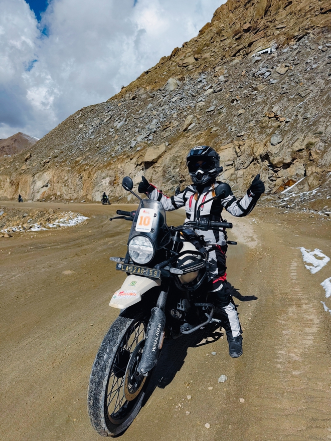 Nữ biker Việt đầu tiên chinh phục đường đèo cao nhất thế giới: 'Có lúc tưởng như nhập viện, cứ tưởng mình gục đầu tiên hóa ra lại vẫn có thể chill chill khi đến nơi'- Ảnh 16. Nữ biker Việt đầu tiên chinh phục đường đèo cao nhất thế giới: 'Có lúc tưởng như nhập viện, cứ tưởng mình gục đầu tiên hóa ra lại vẫn có thể chill chill khi đến nơi'- Ảnh 16.