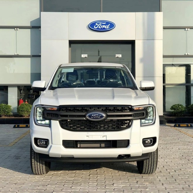 Ford Ranger âm thầm bổ sung bản mới ở Việt Nam: Đắt hơn XLS 1 cầu 26 triệu đồng, thêm lót thùng, nắp cuộn- Ảnh 5.