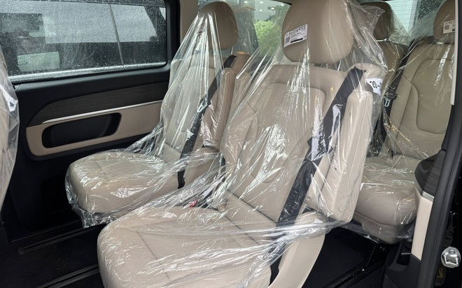 Ảnh thực tế Mercedes-Benz V-Class 2025 gần 3,4 tỷ đồng tại đại lý: Đắt bằng 2 chiếc Carnival cao cấp, đổi lại nhiều trang bị xịn từ tiêu chuẩn- Ảnh 7. Ảnh thực tế Mercedes-Benz V-Class 2025 gần 3,4 tỷ đồng tại đại lý: Đắt bằng 2 chiếc Carnival cao cấp, đổi lại nhiều trang bị xịn từ tiêu chuẩn- Ảnh 7.