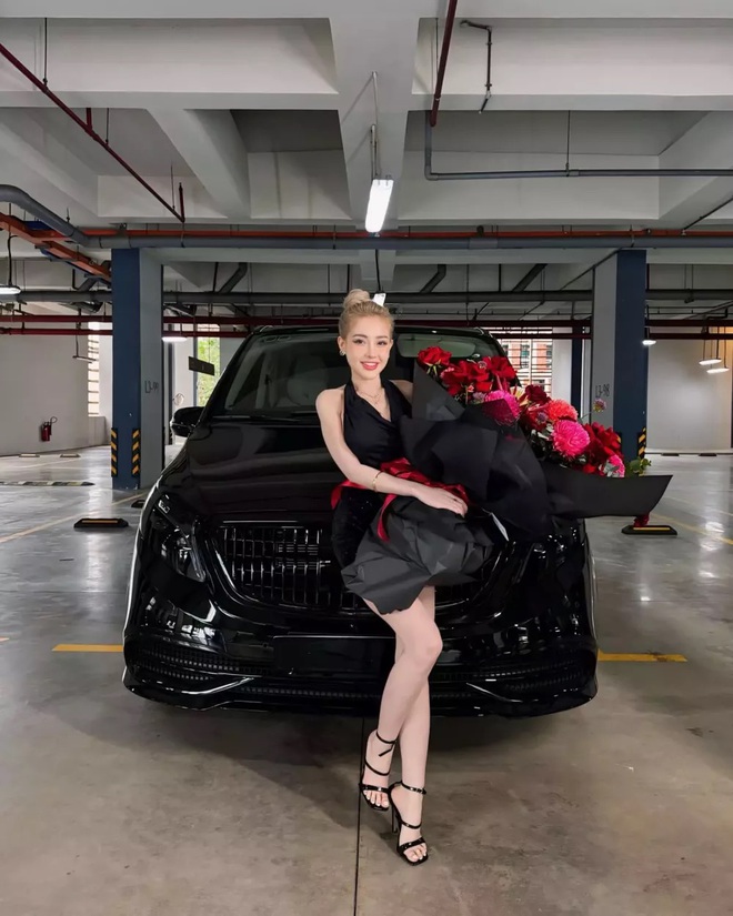 Soi dàn xe của vợ chồng Ngân 98 - Lương Bằng Quang: Từ SUV hiệu năng cao đến siêu xe mui trần đầu tiên về Việt Nam- Ảnh 7.