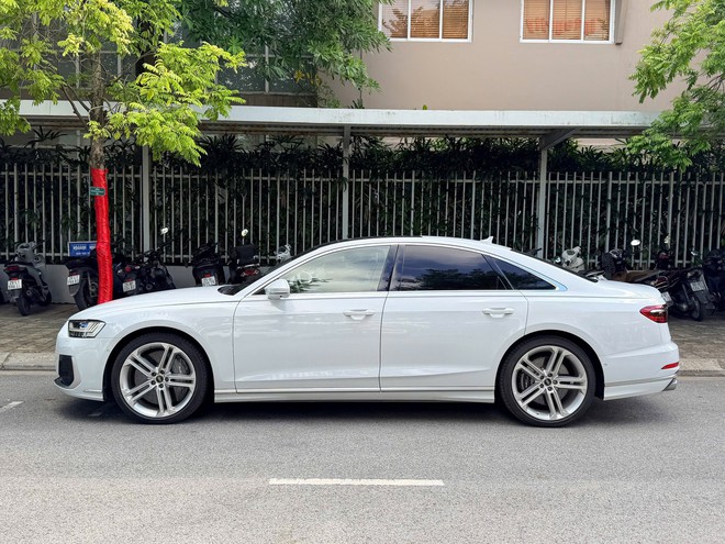 Hàng hiếm Audi S8 cũ rao bán: Giá chưa đến 5 tỷ đồng nhưng có trải nghiệm của siêu xe, người bán khẳng định 'tạm quên S-Class và 7 Series'- Ảnh 5. Hàng hiếm Audi S8 cũ rao bán: Giá chưa đến 5 tỷ đồng nhưng có trải nghiệm của siêu xe, người bán khẳng định 'tạm quên S-Class và 7 Series'- Ảnh 5.