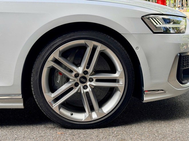 Hàng hiếm Audi S8 cũ rao bán: Giá chưa đến 5 tỷ đồng nhưng có trải nghiệm của siêu xe, người bán khẳng định 'tạm quên S-Class và 7 Series'- Ảnh 7. Hàng hiếm Audi S8 cũ rao bán: Giá chưa đến 5 tỷ đồng nhưng có trải nghiệm của siêu xe, người bán khẳng định 'tạm quên S-Class và 7 Series'- Ảnh 7.