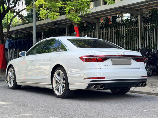 Hàng hiếm Audi S8 cũ rao bán: Giá chưa đến 5 tỷ đồng nhưng có trải nghiệm của siêu xe, người bán khẳng định 'tạm quên S-Class và 7 Series'- Ảnh 6. Hàng hiếm Audi S8 cũ rao bán: Giá chưa đến 5 tỷ đồng nhưng có trải nghiệm của siêu xe, người bán khẳng định 'tạm quên S-Class và 7 Series'- Ảnh 6.