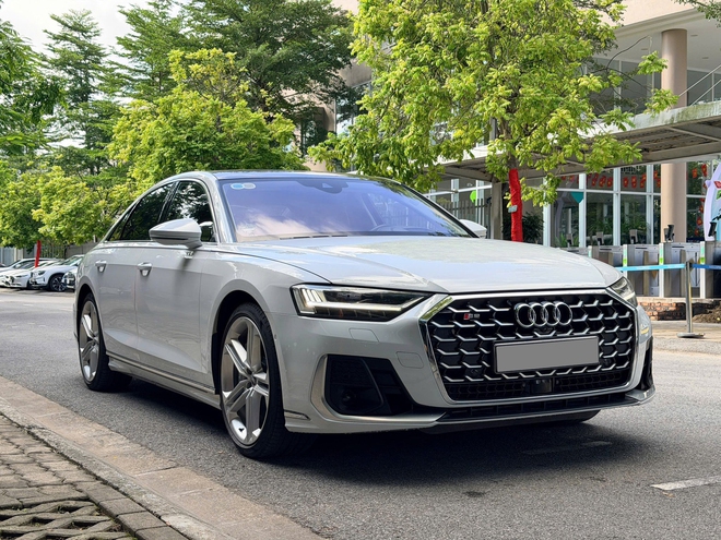 Hàng hiếm Audi S8 cũ rao bán: Giá chưa đến 5 tỷ đồng nhưng có trải nghiệm của siêu xe, người bán khẳng định 'tạm quên S-Class và 7 Series'- Ảnh 4. Hàng hiếm Audi S8 cũ rao bán: Giá chưa đến 5 tỷ đồng nhưng có trải nghiệm của siêu xe, người bán khẳng định 'tạm quên S-Class và 7 Series'- Ảnh 4.