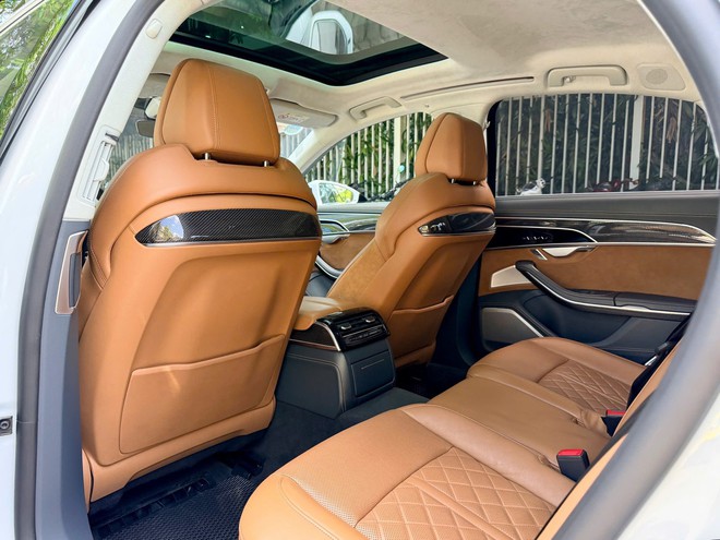 Hàng hiếm Audi S8 cũ rao bán: Giá chưa đến 5 tỷ đồng nhưng có trải nghiệm của siêu xe, người bán khẳng định 'tạm quên S-Class và 7 Series'- Ảnh 14. Hàng hiếm Audi S8 cũ rao bán: Giá chưa đến 5 tỷ đồng nhưng có trải nghiệm của siêu xe, người bán khẳng định 'tạm quên S-Class và 7 Series'- Ảnh 14.