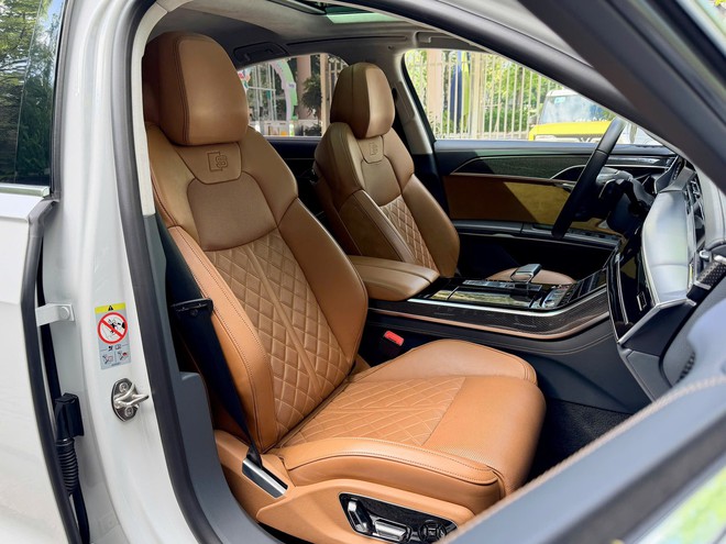 Hàng hiếm Audi S8 cũ rao bán: Giá chưa đến 5 tỷ đồng nhưng có trải nghiệm của siêu xe, người bán khẳng định 'tạm quên S-Class và 7 Series'- Ảnh 11. Hàng hiếm Audi S8 cũ rao bán: Giá chưa đến 5 tỷ đồng nhưng có trải nghiệm của siêu xe, người bán khẳng định 'tạm quên S-Class và 7 Series'- Ảnh 11.