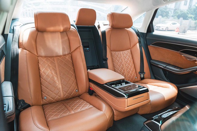 Hàng hiếm Audi S8 cũ rao bán: Giá chưa đến 5 tỷ đồng nhưng có trải nghiệm của siêu xe, người bán khẳng định 'tạm quên S-Class và 7 Series'- Ảnh 12. Hàng hiếm Audi S8 cũ rao bán: Giá chưa đến 5 tỷ đồng nhưng có trải nghiệm của siêu xe, người bán khẳng định 'tạm quên S-Class và 7 Series'- Ảnh 12.