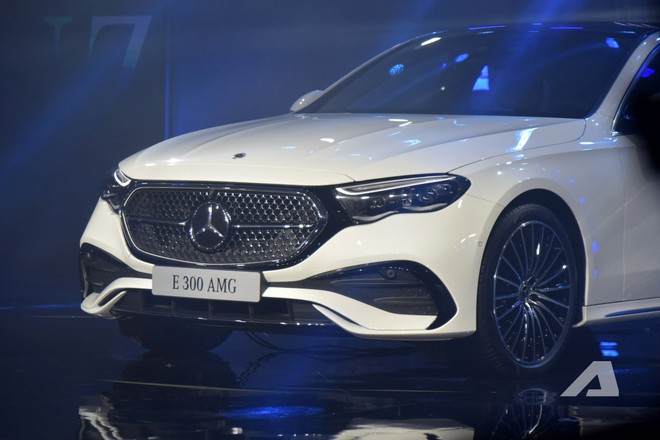 Mercedes-Benz E-Class 2025 ra mắt Việt Nam: Giá từ 2,449 tỷ đồng, thiết kế lột xác, màn hình khủng tràn táp-lô, có ADAS đáp trả 5 Series- Ảnh 7.