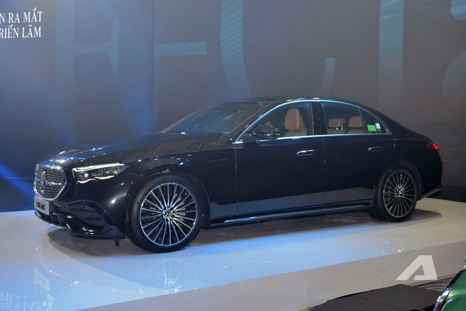 Mercedes-Benz E-Class 2025 ra mắt Việt Nam: Giá từ 2,449 tỷ đồng, thiết kế lột xác, màn hình khủng tràn táp-lô, có ADAS đáp trả 5 Series- Ảnh 6.