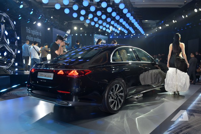 Mercedes-Benz E-Class 2025 ra mắt Việt Nam: Giá từ 2,449 tỷ đồng, thiết kế lột xác, màn hình khủng tràn táp-lô, có ADAS đáp trả 5 Series- Ảnh 11.