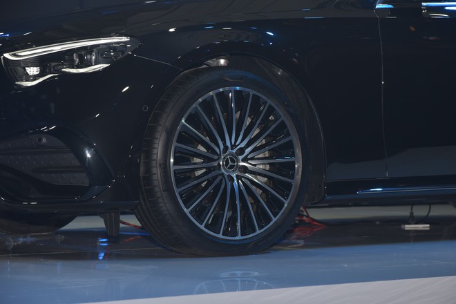 So sánh 3 phiên bản Mercedes-Benz E-Class 2025: Chênh 760 triệu đồng, bảng này sẽ giúp bạn chọn được mẫu phù hợp với mình- Ảnh 9. So sánh 3 phiên bản Mercedes-Benz E-Class 2025: Chênh 760 triệu đồng, bảng này sẽ giúp bạn chọn được mẫu phù hợp với mình- Ảnh 9.