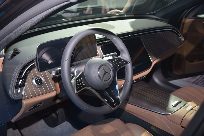 So sánh 3 phiên bản Mercedes-Benz E-Class 2025: Chênh 760 triệu đồng, bảng này sẽ giúp bạn chọn được mẫu phù hợp với mình- Ảnh 11. So sánh 3 phiên bản Mercedes-Benz E-Class 2025: Chênh 760 triệu đồng, bảng này sẽ giúp bạn chọn được mẫu phù hợp với mình- Ảnh 11.