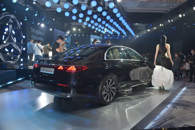 So sánh 3 phiên bản Mercedes-Benz E-Class 2025: Chênh 760 triệu đồng, bảng này sẽ giúp bạn chọn được mẫu phù hợp với mình- Ảnh 14. So sánh 3 phiên bản Mercedes-Benz E-Class 2025: Chênh 760 triệu đồng, bảng này sẽ giúp bạn chọn được mẫu phù hợp với mình- Ảnh 14.