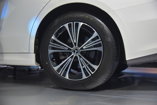 So sánh 3 phiên bản Mercedes-Benz E-Class 2025: Chênh 760 triệu đồng, bảng này sẽ giúp bạn chọn được mẫu phù hợp với mình- Ảnh 7. So sánh 3 phiên bản Mercedes-Benz E-Class 2025: Chênh 760 triệu đồng, bảng này sẽ giúp bạn chọn được mẫu phù hợp với mình- Ảnh 7.