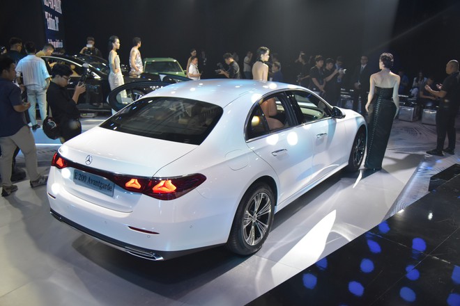 So sánh 3 phiên bản Mercedes-Benz E-Class 2025: Chênh 760 triệu đồng, bảng này sẽ giúp bạn chọn được mẫu phù hợp với mình- Ảnh 13. So sánh 3 phiên bản Mercedes-Benz E-Class 2025: Chênh 760 triệu đồng, bảng này sẽ giúp bạn chọn được mẫu phù hợp với mình- Ảnh 13.