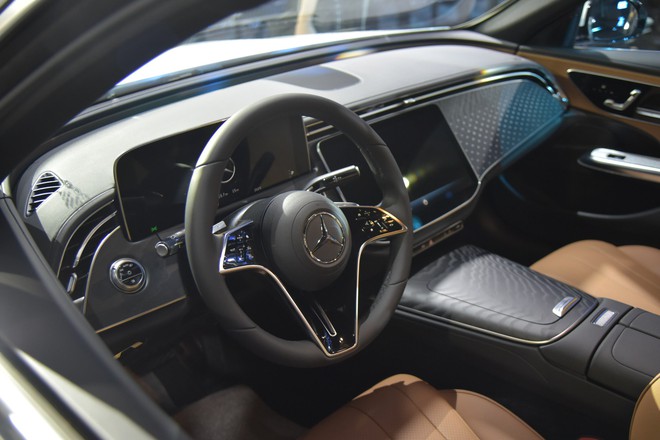 So sánh 3 phiên bản Mercedes-Benz E-Class 2025: Chênh 760 triệu đồng, bảng này sẽ giúp bạn chọn được mẫu phù hợp với mình- Ảnh 10. So sánh 3 phiên bản Mercedes-Benz E-Class 2025: Chênh 760 triệu đồng, bảng này sẽ giúp bạn chọn được mẫu phù hợp với mình- Ảnh 10.