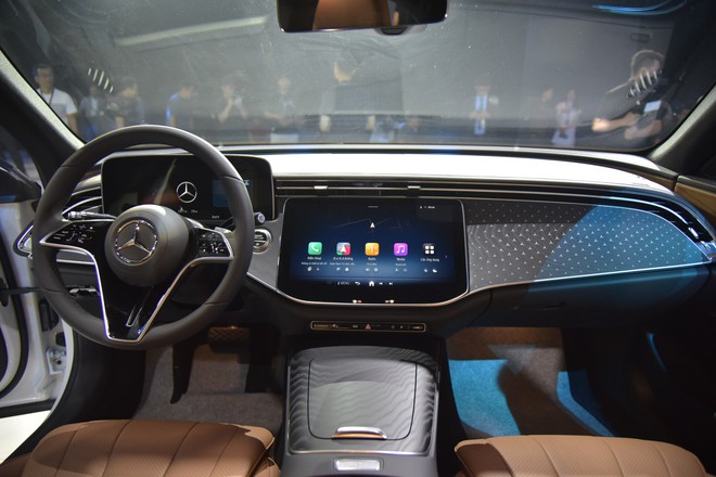 So sánh 3 phiên bản Mercedes-Benz E-Class 2025: Chênh 760 triệu đồng, bảng này sẽ giúp bạn chọn được mẫu phù hợp với mình- Ảnh 5. So sánh 3 phiên bản Mercedes-Benz E-Class 2025: Chênh 760 triệu đồng, bảng này sẽ giúp bạn chọn được mẫu phù hợp với mình- Ảnh 5.