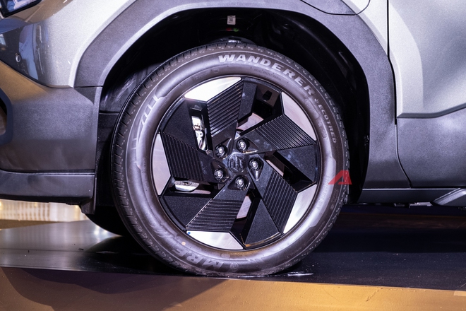 Suzuki eVitara bất ngờ xuất hiện tại Việt Nam: SUV thuần điện đi được tối đa 500km/lần sạc- Ảnh 4.