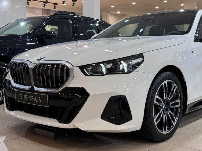 So sánh chi tiết giữa Mercedes-Benz E 300 AMG và BMW 530i M Sport: Chênh 110 triệu đồng và những thứ đánh đổi là...- Ảnh 10. So sánh chi tiết giữa Mercedes-Benz E 300 AMG và BMW 530i M Sport: Chênh 110 triệu đồng và những thứ đánh đổi là...- Ảnh 10.