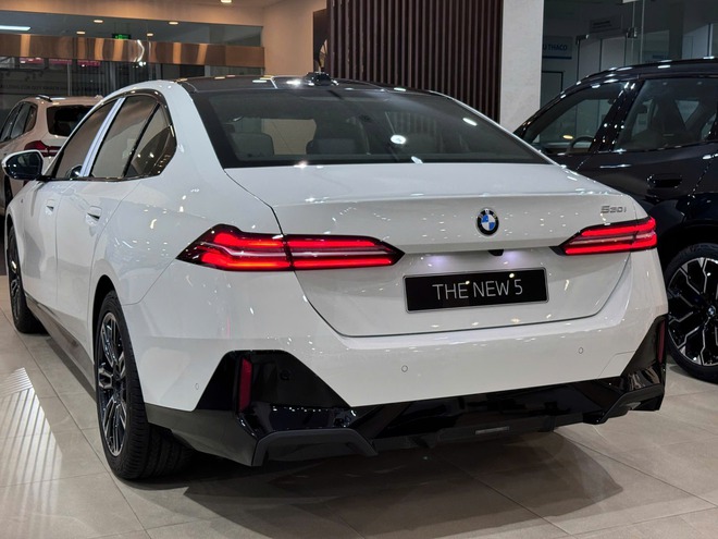 So sánh chi tiết giữa Mercedes-Benz E 300 AMG và BMW 530i M Sport: Chênh 110 triệu đồng và những thứ đánh đổi là...- Ảnh 4. So sánh chi tiết giữa Mercedes-Benz E 300 AMG và BMW 530i M Sport: Chênh 110 triệu đồng và những thứ đánh đổi là...- Ảnh 4.