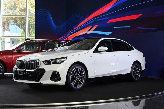 So sánh chi tiết giữa Mercedes-Benz E 300 AMG và BMW 530i M Sport: Chênh 110 triệu đồng và những thứ đánh đổi là...- Ảnh 2. So sánh chi tiết giữa Mercedes-Benz E 300 AMG và BMW 530i M Sport: Chênh 110 triệu đồng và những thứ đánh đổi là...- Ảnh 2.