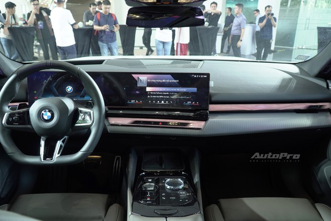 So sánh chi tiết giữa Mercedes-Benz E 300 AMG và BMW 530i M Sport: Chênh 110 triệu đồng và những thứ đánh đổi là...- Ảnh 6. So sánh chi tiết giữa Mercedes-Benz E 300 AMG và BMW 530i M Sport: Chênh 110 triệu đồng và những thứ đánh đổi là...- Ảnh 6.