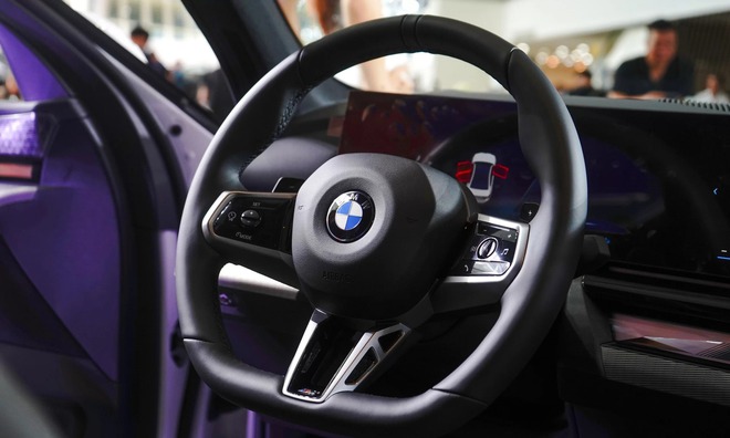 So sánh chi tiết giữa Mercedes-Benz E 300 AMG và BMW 530i M Sport: Chênh 110 triệu đồng và những thứ đánh đổi là...- Ảnh 8. So sánh chi tiết giữa Mercedes-Benz E 300 AMG và BMW 530i M Sport: Chênh 110 triệu đồng và những thứ đánh đổi là...- Ảnh 8.