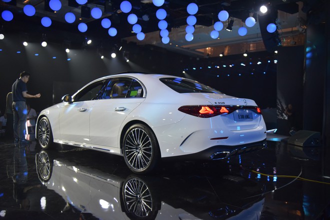 So sánh chi tiết giữa Mercedes-Benz E 300 AMG và BMW 530i M Sport: Chênh 110 triệu đồng và những thứ đánh đổi là...- Ảnh 3. So sánh chi tiết giữa Mercedes-Benz E 300 AMG và BMW 530i M Sport: Chênh 110 triệu đồng và những thứ đánh đổi là...- Ảnh 3.