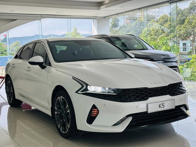 Cả tháng bán không nổi 500 chiếc, 3 nhóm xe gầm thấp này thất thế rõ tại Việt Nam: Mazda3, Grand i10 gồng gánh cả phân khúc, Camry gần ‘một mình một chợ’- Ảnh 7.