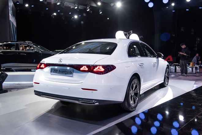 Video này không chỉ có E-Class 2025, tiết lộ của chuyên gia sản phẩm Mercedes-Benz Việt Nam gây bất ngờ- Ảnh 24.