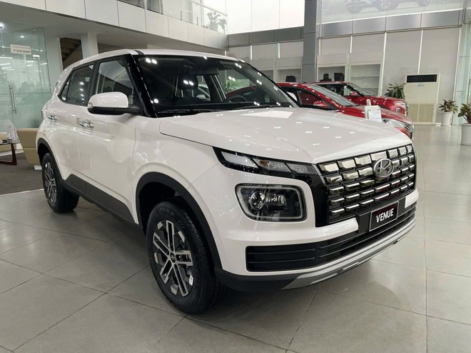 Không chỉ chính hãng, hàng loạt đại lý Hyundai giảm giá hàng chục triệu đồng cho cả i10, Venue…- Ảnh 3. Không chỉ chính hãng, hàng loạt đại lý Hyundai giảm giá hàng chục triệu đồng cho cả i10, Venue…- Ảnh 3.