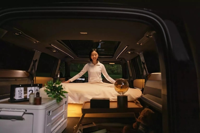 Ford Bronco có bản mà dân mê phượt sẽ thích: Cửa nóc mở cực dị, bếp sau cốp, chạy Hà Nội - Huế chỉ cần một lần sạc- Ảnh 3.