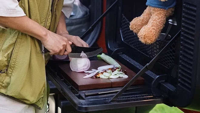 Ford Bronco có bản mà dân mê phượt sẽ thích: Cửa nóc mở cực dị, bếp sau cốp, chạy Hà Nội - Huế chỉ cần một lần sạc- Ảnh 4.