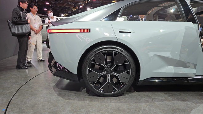 Ảnh thực tế bản xem trước Toyota Corolla đời mới: Dáng như siêu xe, có cả hybrid và điện, về Việt Nam dễ giành khách trẻ của K3, Mazda3- Ảnh 7.