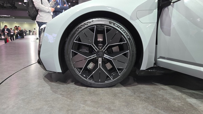 Ảnh thực tế bản xem trước Toyota Corolla đời mới: Dáng như siêu xe, có cả hybrid và điện, về Việt Nam dễ giành khách trẻ của K3, Mazda3- Ảnh 6.