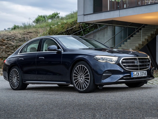 Lộ diện Mercedes-Benz E 200 Exclusive 2025 tại Hà Nội: Mâm 19inch, không có tùy chọn AMG, giá dự kiến trên 2,3 tỷ- Ảnh 4. Lộ diện Mercedes-Benz E 200 Exclusive 2025 tại Hà Nội: Mâm 19inch, không có tùy chọn AMG, giá dự kiến trên 2,3 tỷ- Ảnh 4.