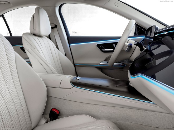 Lộ diện Mercedes-Benz E 200 Exclusive 2025 tại Hà Nội: Mâm 19inch, không có tùy chọn AMG, giá dự kiến trên 2,3 tỷ- Ảnh 7. Lộ diện Mercedes-Benz E 200 Exclusive 2025 tại Hà Nội: Mâm 19inch, không có tùy chọn AMG, giá dự kiến trên 2,3 tỷ- Ảnh 7.