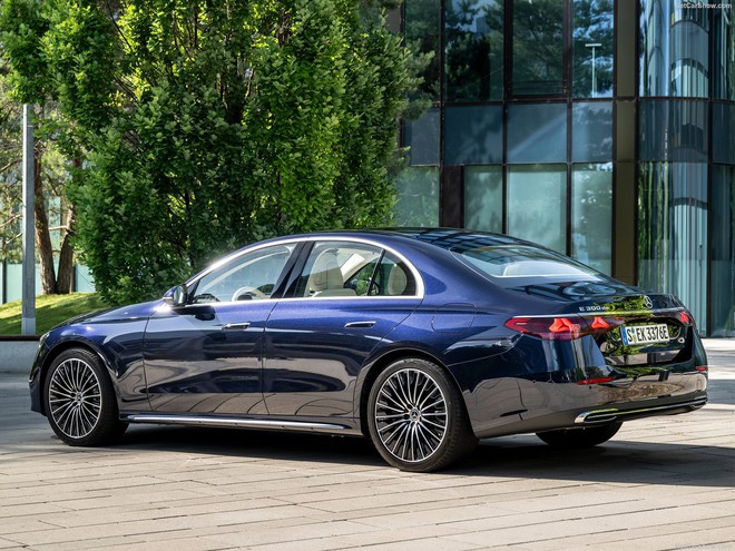 Lộ diện Mercedes-Benz E 200 Exclusive 2025 tại Hà Nội: Mâm 19inch, không có tùy chọn AMG, giá dự kiến trên 2,3 tỷ- Ảnh 5. Lộ diện Mercedes-Benz E 200 Exclusive 2025 tại Hà Nội: Mâm 19inch, không có tùy chọn AMG, giá dự kiến trên 2,3 tỷ- Ảnh 5.