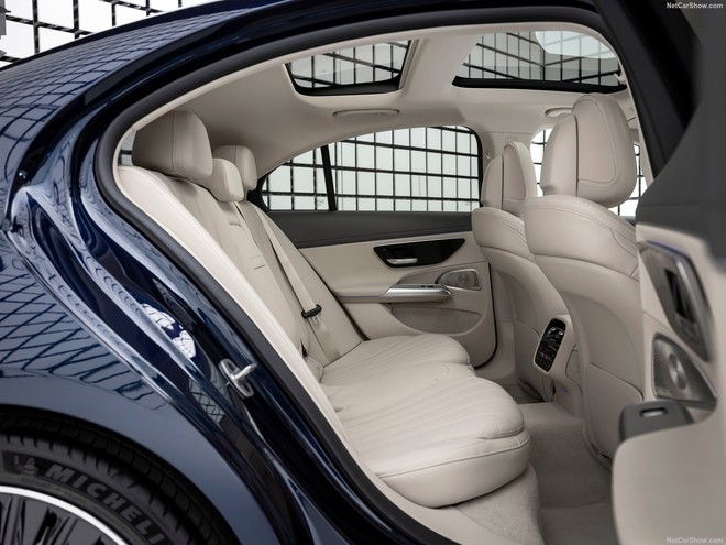 Lộ diện Mercedes-Benz E 200 Exclusive 2025 tại Hà Nội: Mâm 19inch, không có tùy chọn AMG, giá dự kiến trên 2,3 tỷ- Ảnh 8. Lộ diện Mercedes-Benz E 200 Exclusive 2025 tại Hà Nội: Mâm 19inch, không có tùy chọn AMG, giá dự kiến trên 2,3 tỷ- Ảnh 8.