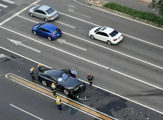 Reviewer ô tô nổi tiếng đâm nát đầu Rolls-Royce Spectre quy đổi 26 tỷ đồng, CĐM bóc tách nguyên nhân, đưa ra nhiều ý kiến trái chiều- Ảnh 4.