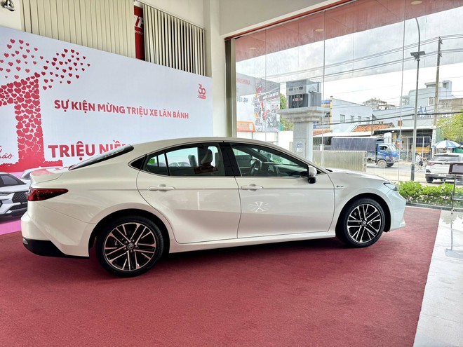 Toyota Camry lần đầu khuyến mãi chính hãng từ đầu năm: Giảm nhiều nhất gần 80 triệu đồng, dễ hút thêm khách khi Mazda6 đã ‘dọn đường’- Ảnh 3.