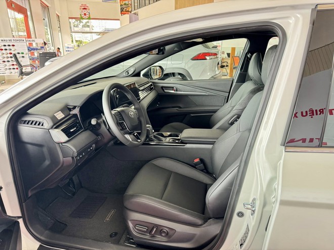 Toyota Camry lần đầu khuyến mãi chính hãng từ đầu năm: Giảm nhiều nhất gần 80 triệu đồng, dễ hút thêm khách khi Mazda6 đã ‘dọn đường’- Ảnh 4.
